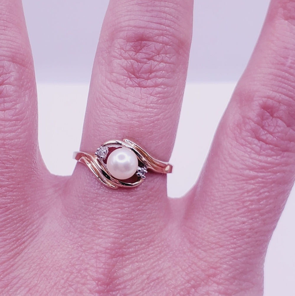 Classic 10k Solid Yellow Gold Cultured Freshwater Pearl & Diamond Twist Ring - Picture 4 of 9